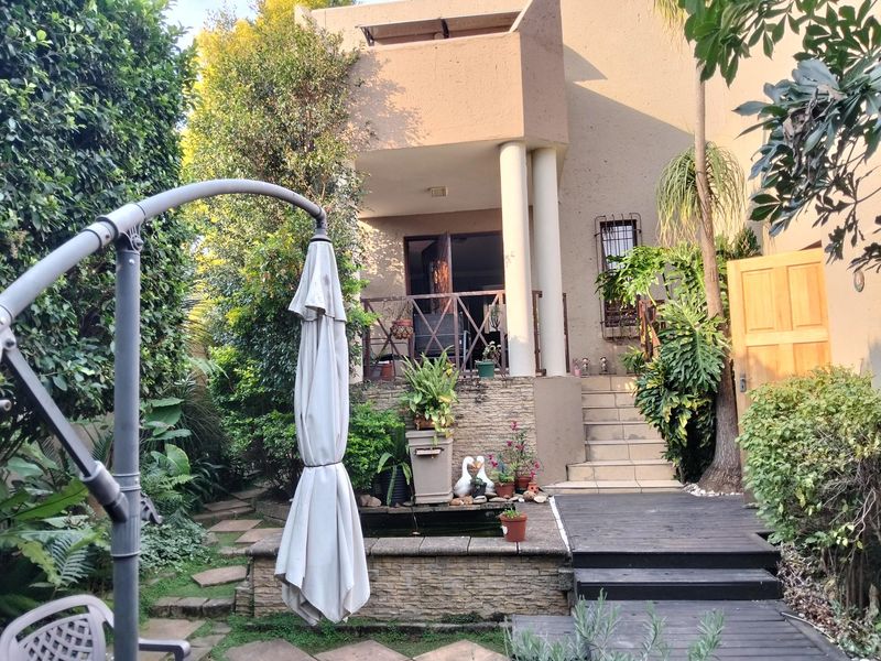 Spacious 4 bedroom lock up and go with low maintenance garden. - Photo 2