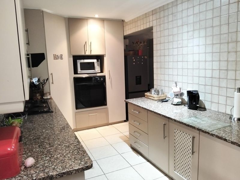 Spacious 4 bedroom lock up and go with low maintenance garden. - Photo 10