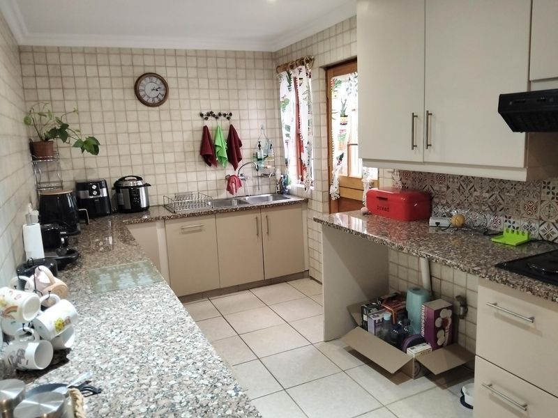 Spacious 4 bedroom lock up and go with low maintenance garden. - Photo 9