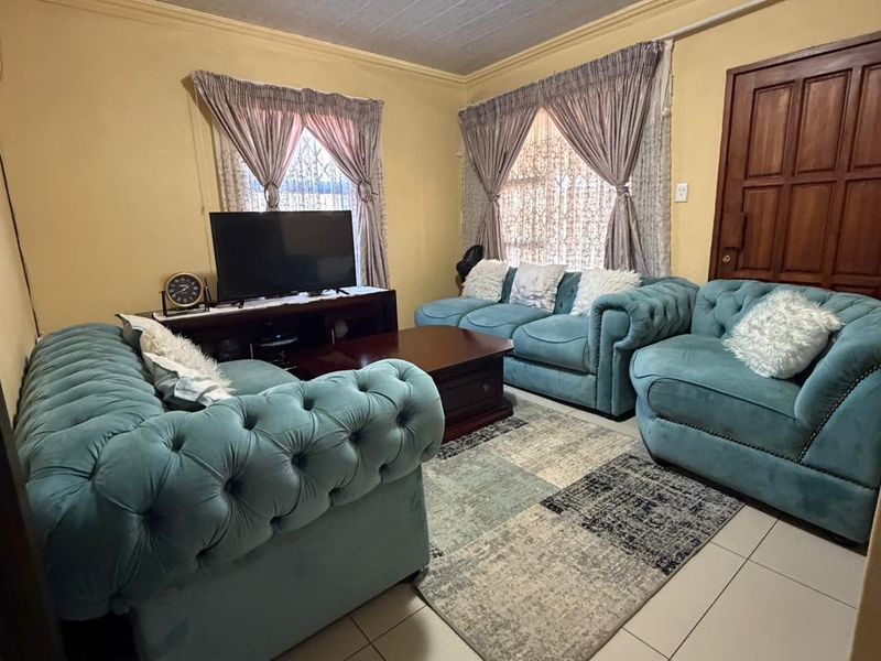EXCLUSIVE MANDATE!!! ON A remarkable stylish home for a family looking to settle! - Photo 7