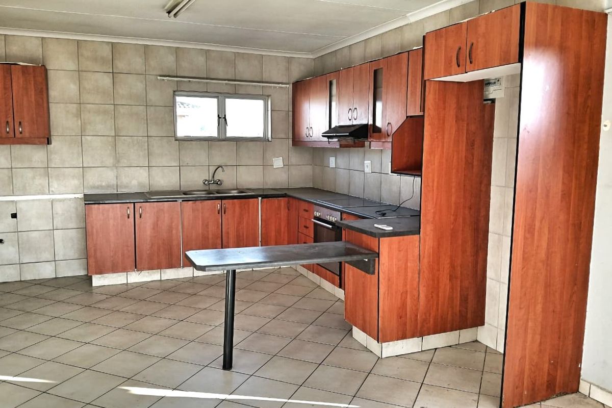 Your Perfect Space Near UNISA: Secure, Spacious, and 6-Month Lease Ready - Photo 2
