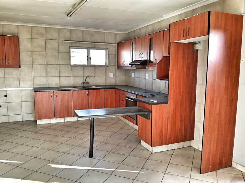 Your Perfect Space Near UNISA: Secure, Spacious, and 6-Month Lease Ready - Photo 2
