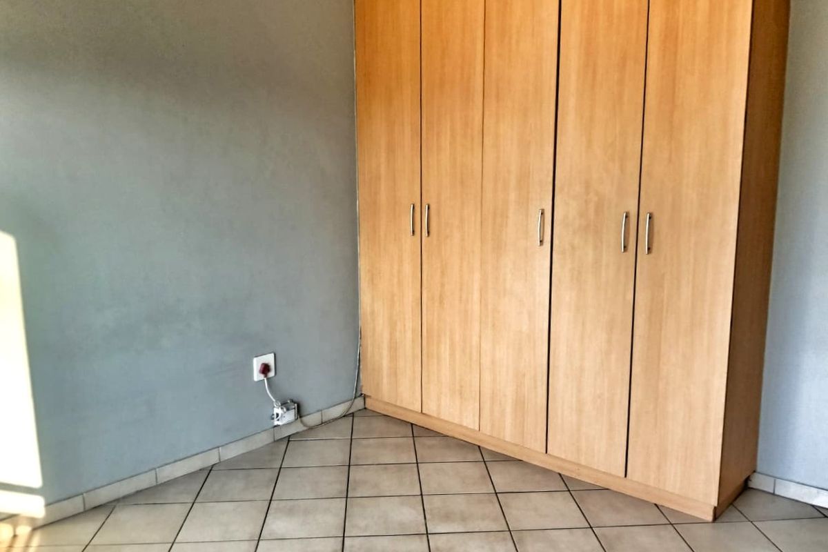 Your Perfect Space Near UNISA: Secure, Spacious, and 6-Month Lease Ready - Photo 5