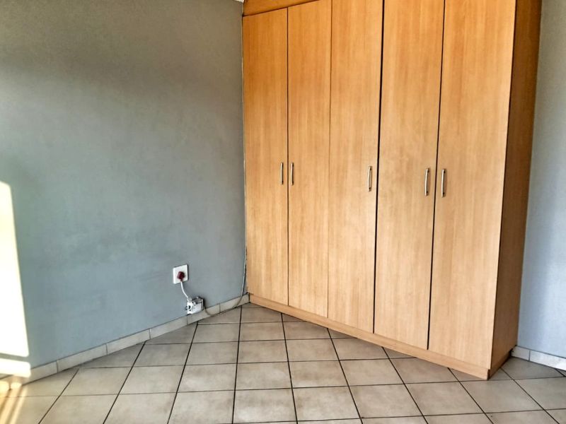 Your Perfect Space Near UNISA: Secure, Spacious, and 6-Month Lease Ready - Photo 5