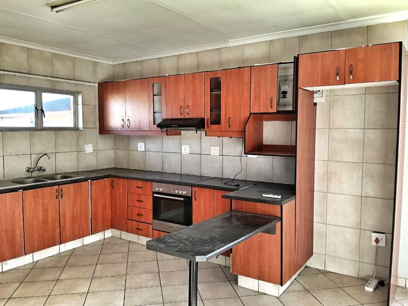 Your Perfect Space Near UNISA: Secure, Spacious, and 6-Month Lease Ready - Photo 10