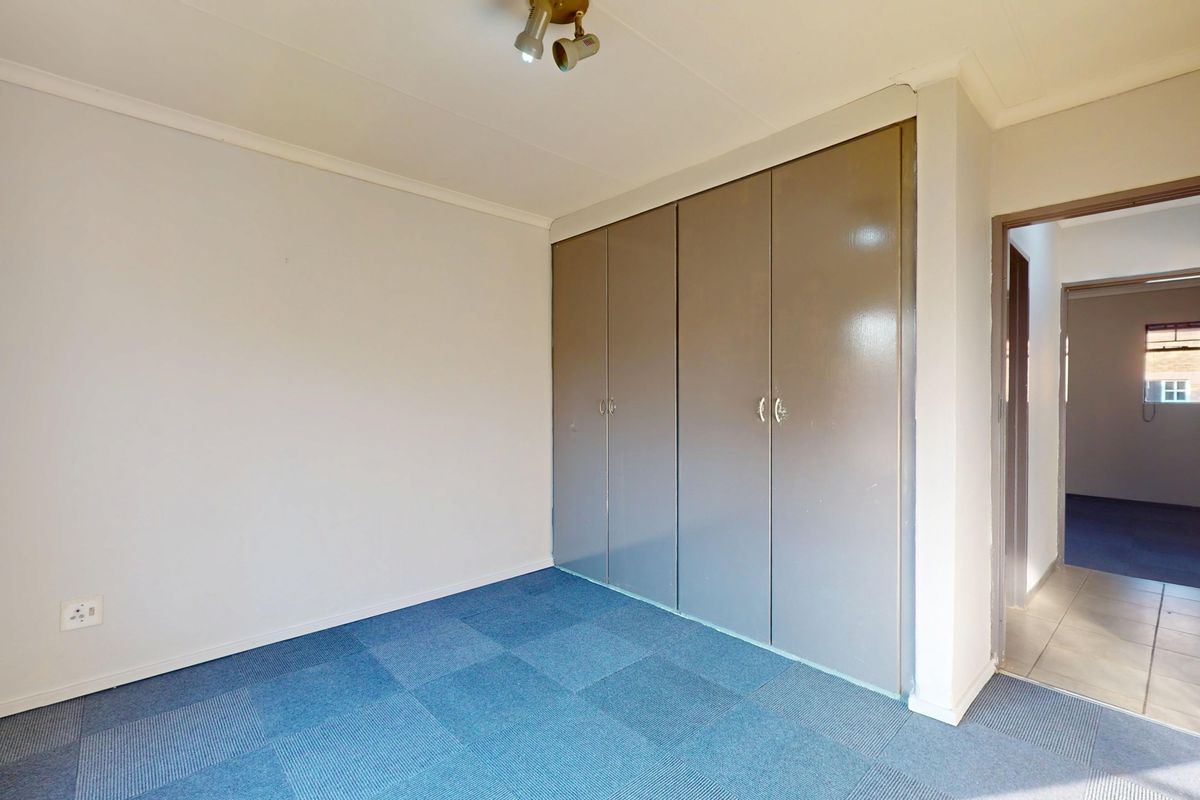 Comfortable, Convenient Living in the Heart of Jansen Park - Photo 5