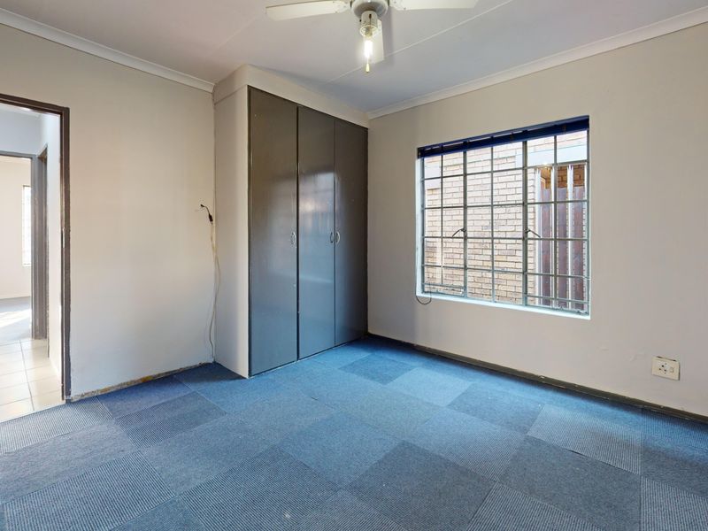 Comfortable, Convenient Living in the Heart of Jansen Park - Photo 9