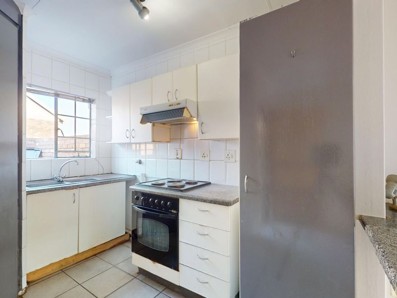 Comfortable, Convenient Living in the Heart of Jansen Park - Photo 4