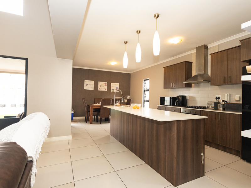 Dual-Living Entertainer’s Haven in Upper Parklands North - Photo 6