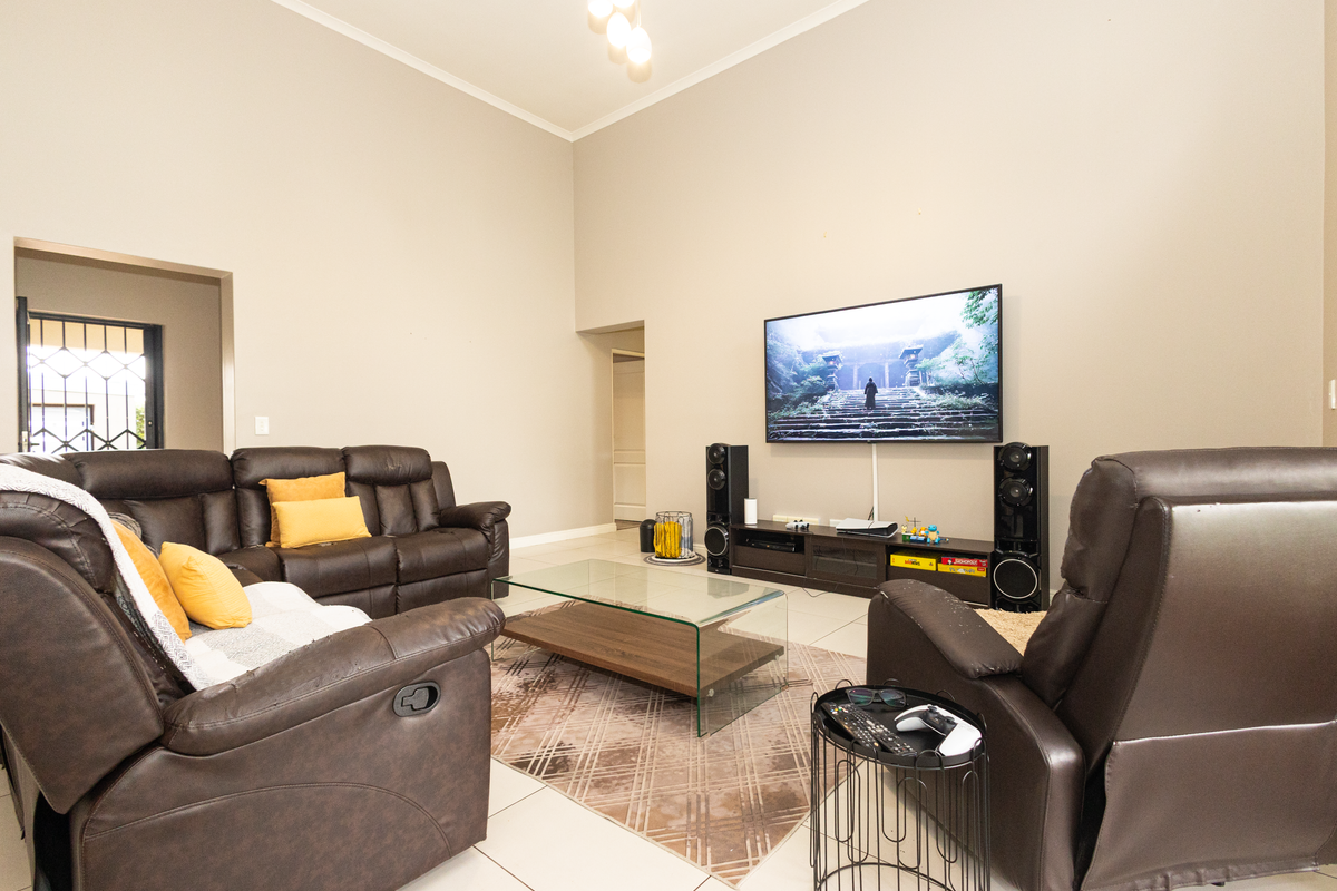 Dual-Living Entertainer’s Haven in Upper Parklands North - Photo 3