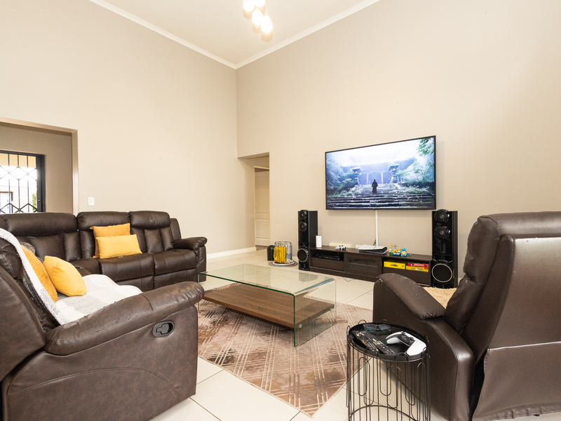 Dual-Living Entertainer’s Haven in Upper Parklands North - Photo 3
