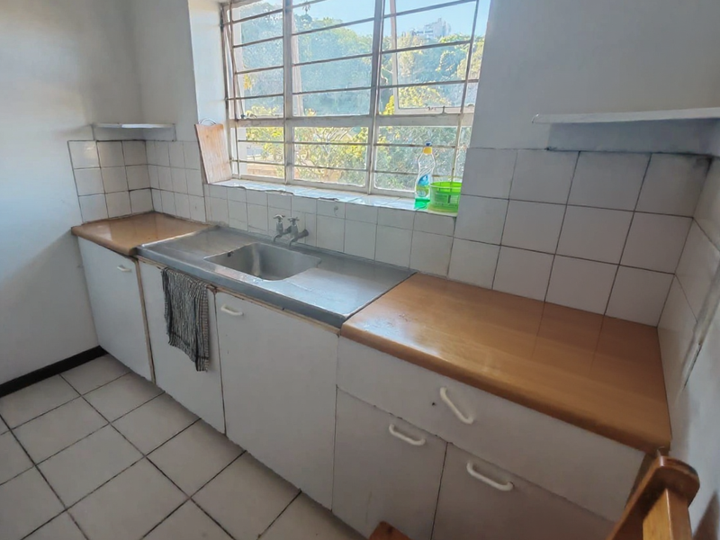 SPACIOUS ONE BEDROOM APARTMENT - Photo 2