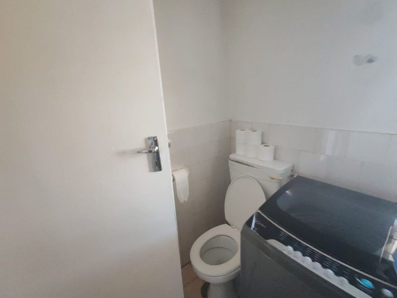 SPACIOUS ONE BEDROOM APARTMENT - Photo 9