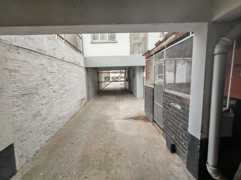 SPACIOUS TWO BEDROOM APARTMENT! PERFEC INVESTMENT PROPERTY - Photo 10