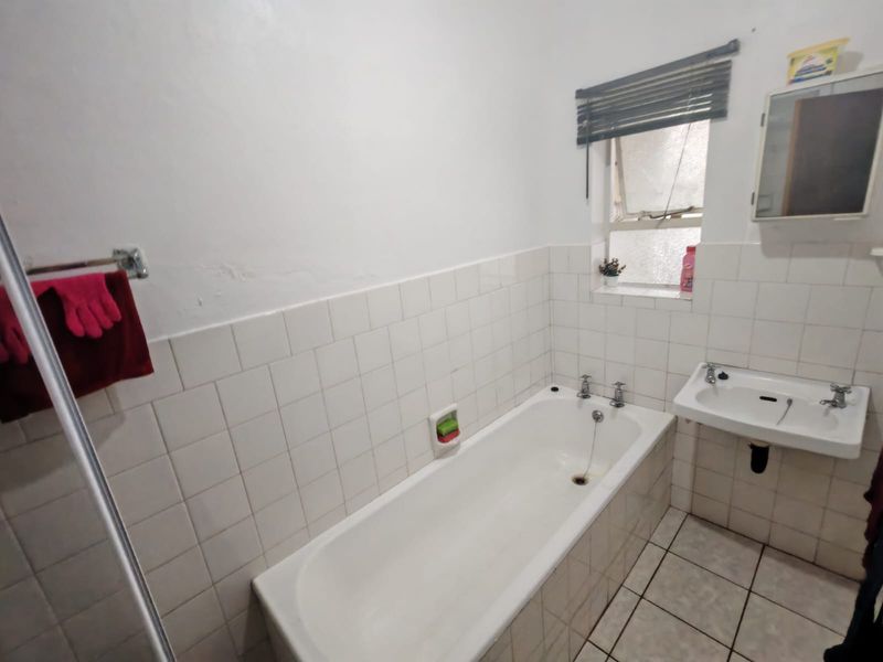 SPACIOUS TWO BEDROOM APARTMENT! PERFEC INVESTMENT PROPERTY - Photo 8