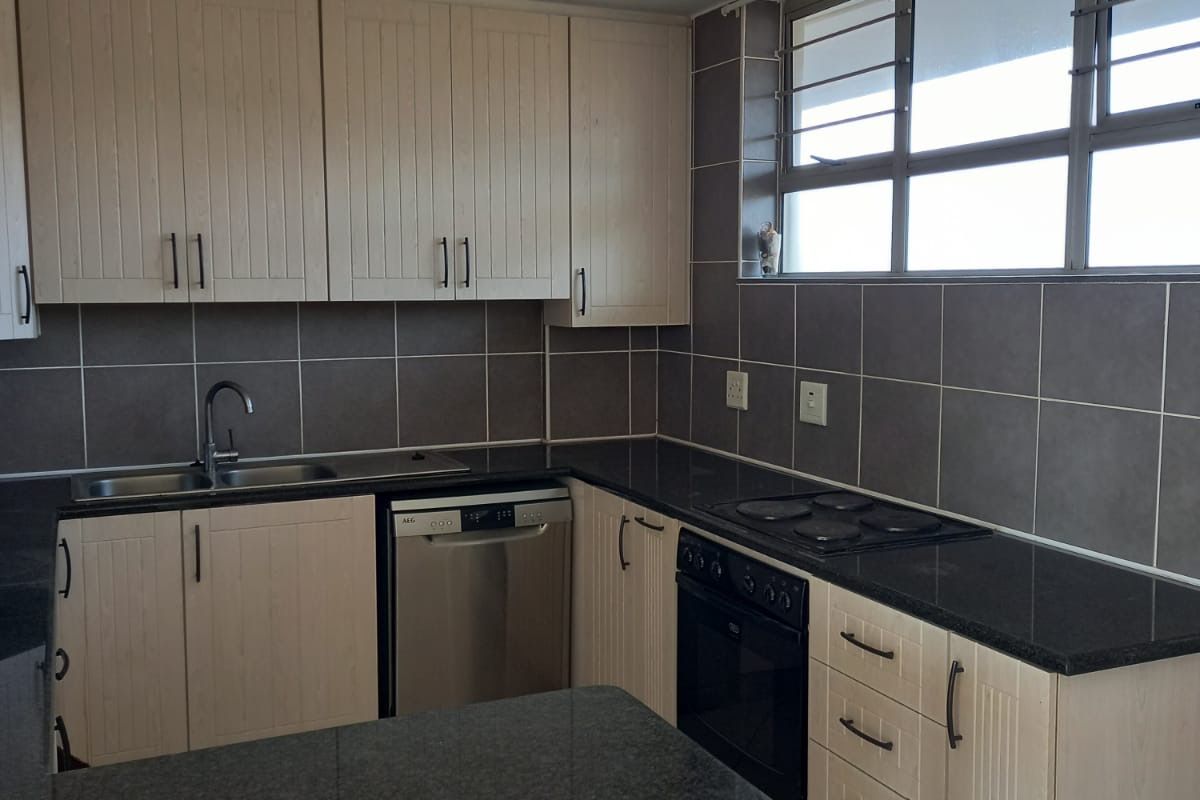 Charming 1 Bedroom Shareblock Apartment with Stunning Sea Views - Photo 3