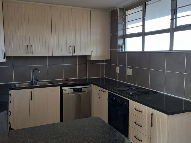 Charming 1 Bedroom Shareblock Apartment with Stunning Sea Views - Photo 3