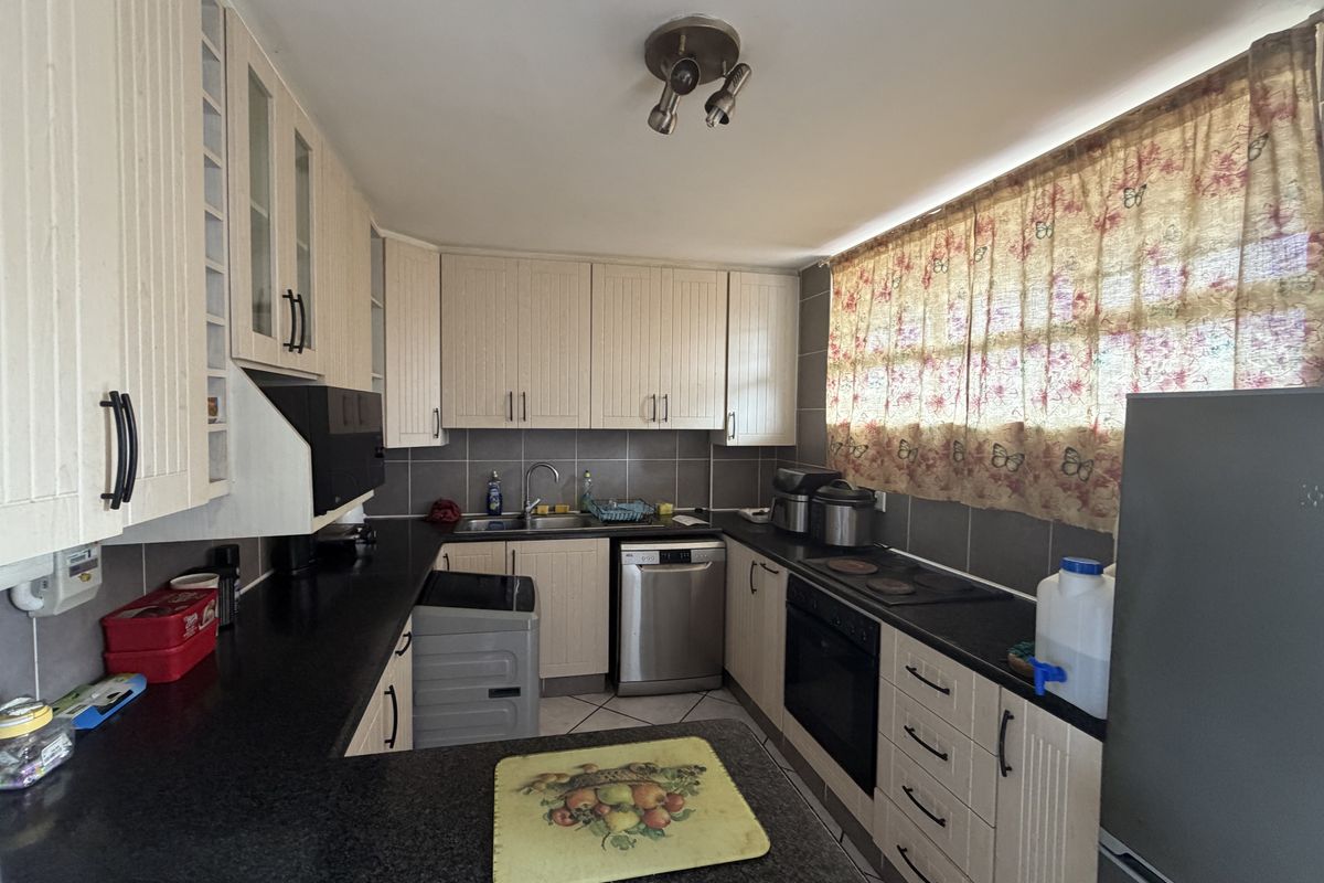 Charming 1 Bedroom Shareblock Apartment with Stunning Sea Views - Photo 4