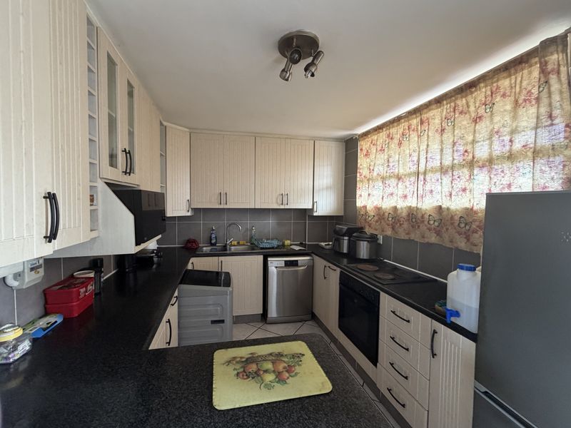Charming 1 Bedroom Shareblock Apartment with Stunning Sea Views - Photo 4