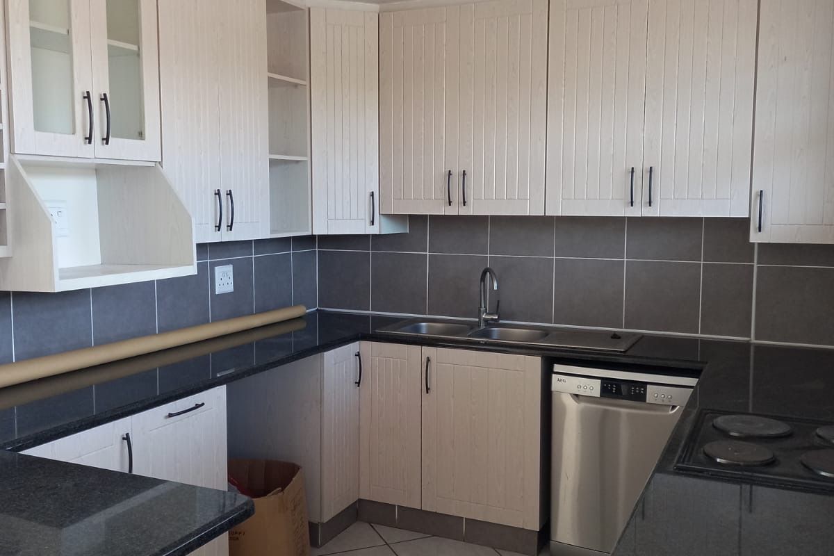 Charming 1 Bedroom Shareblock Apartment with Stunning Sea Views - Photo 2
