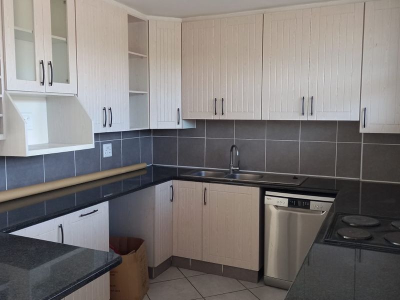 Charming 1 Bedroom Shareblock Apartment with Stunning Sea Views - Photo 2