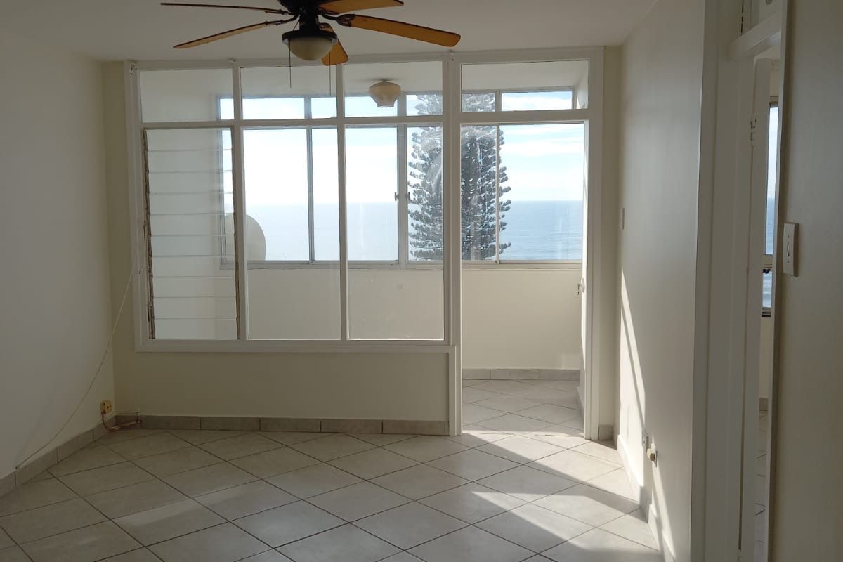 Charming 1 Bedroom Shareblock Apartment with Stunning Sea Views - Photo 5