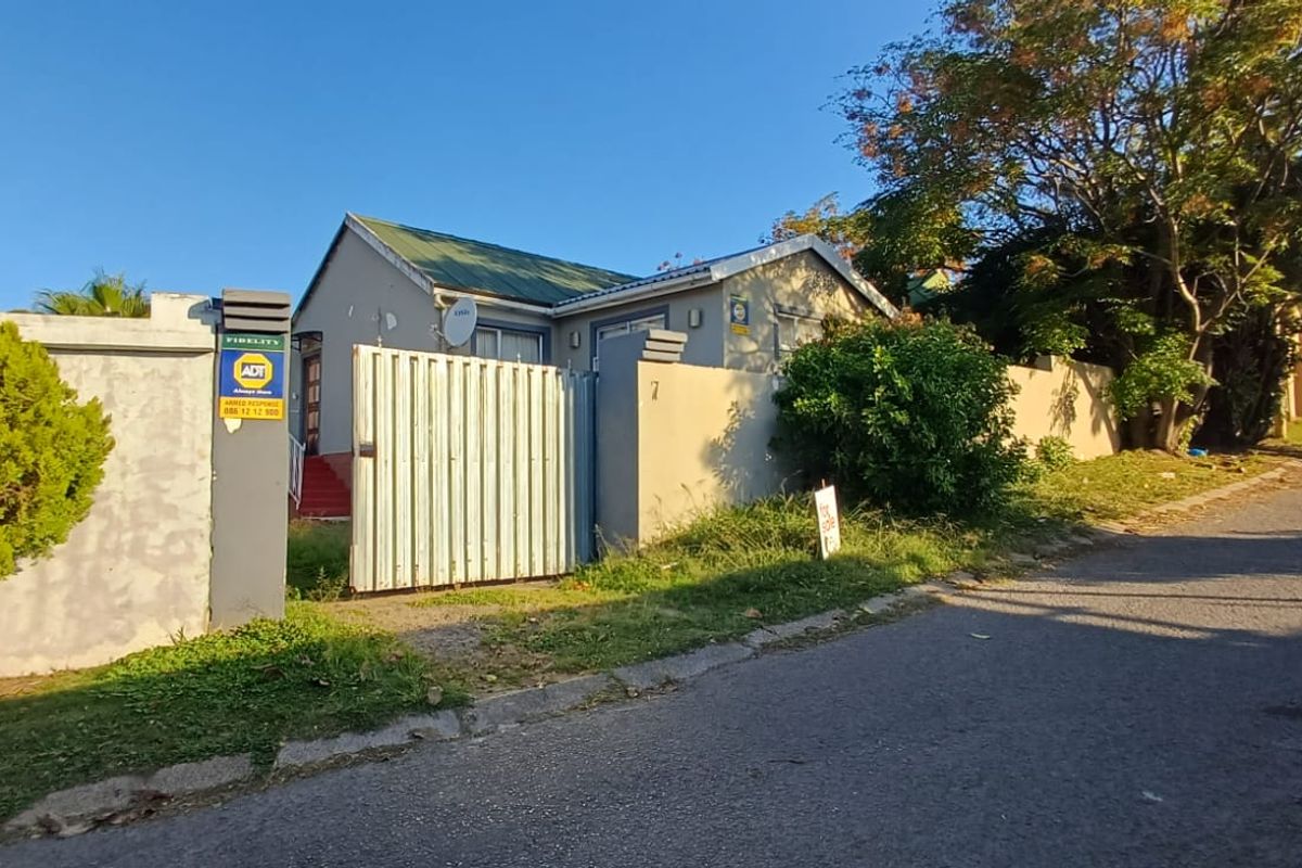 Spacious 4-Bedroom Family Home with Income Potential in Southernwood - Photo 4