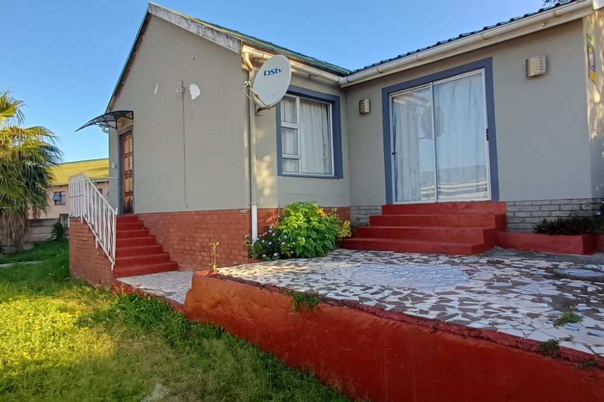 Spacious 4-Bedroom Family Home with Income Potential in Southernwood - Photo 3