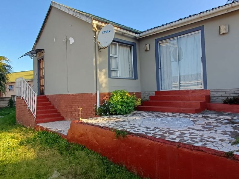 Spacious 4-Bedroom Family Home with Income Potential in Southernwood - Photo 3