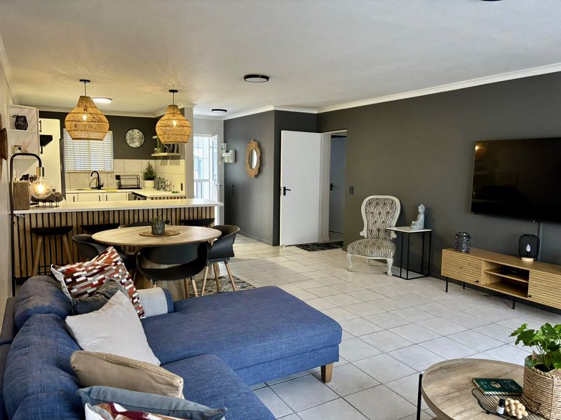 Beautiful Pet-Friendly 2-Bedroom Apartment Available Furnished or Unfurnished – No High Season Move- - Photo 1