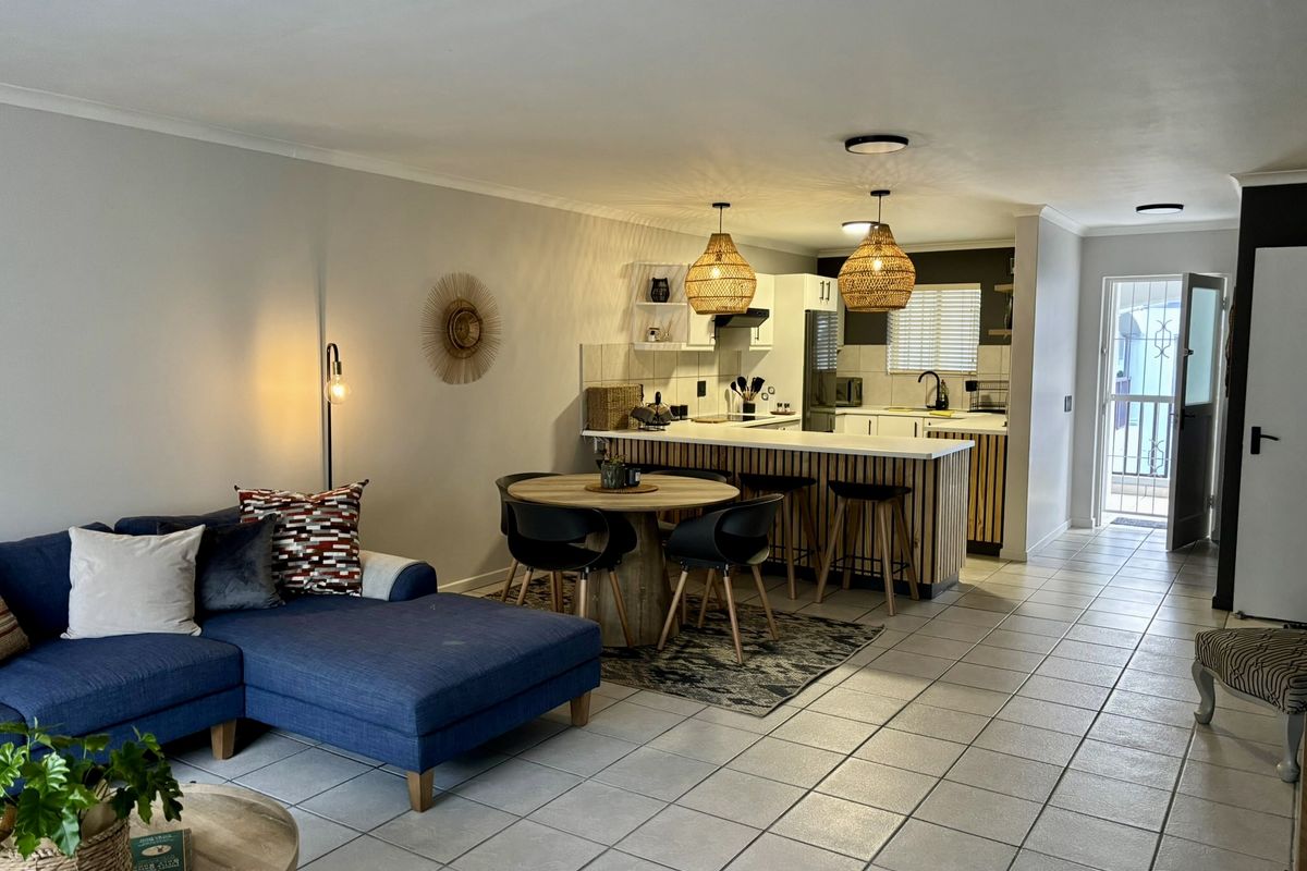 Beautiful Pet-Friendly 2-Bedroom Apartment Available Furnished or Unfurnished – No High Season Move- - Photo 2
