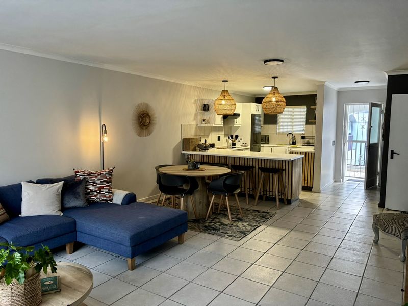 Beautiful Pet-Friendly 2-Bedroom Apartment Available Furnished or Unfurnished – No High Season Move- - Photo 2