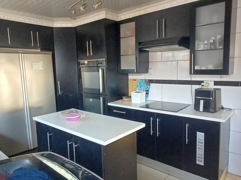 Just Move In – Beautiful 3-Bedroom Family Home in Parkridge - Photo 7