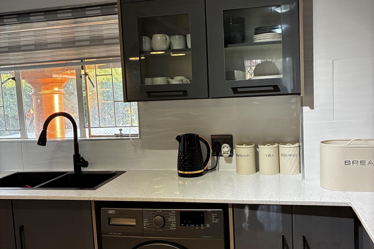 Stylish Newly Renovated 2-Bedroom Apartment with Modern Finishes - Photo 5