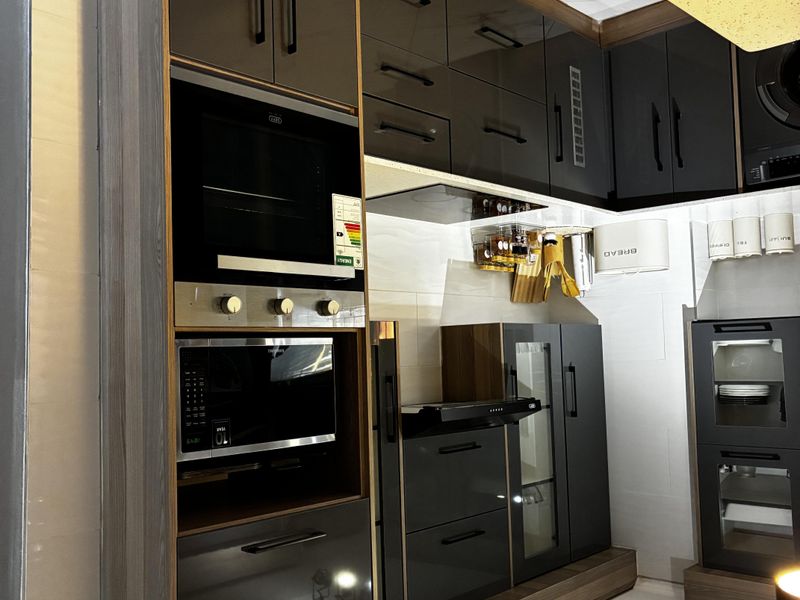 Stylish Newly Renovated 2-Bedroom Apartment with Modern Finishes - Photo 4