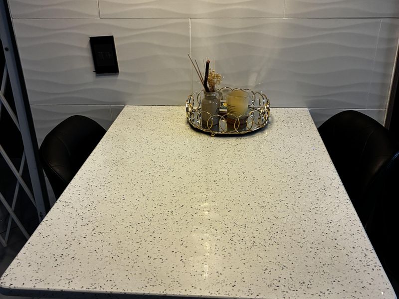 Stylish Newly Renovated 2-Bedroom Apartment with Modern Finishes - Photo 8