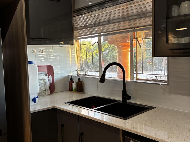 Stylish Newly Renovated 2-Bedroom Apartment with Modern Finishes - Photo 6