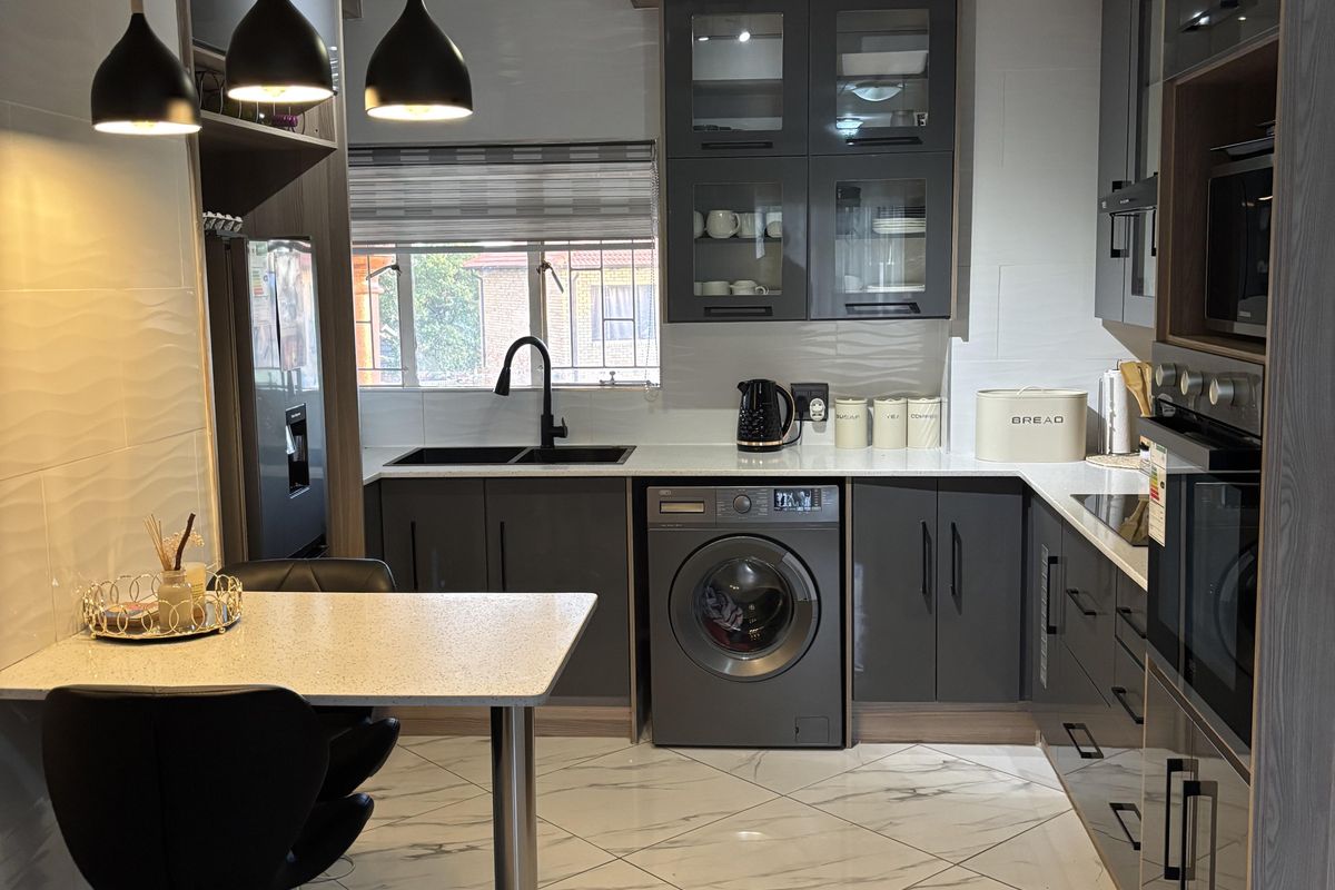 Stylish Newly Renovated 2-Bedroom Apartment with Modern Finishes - Photo 3