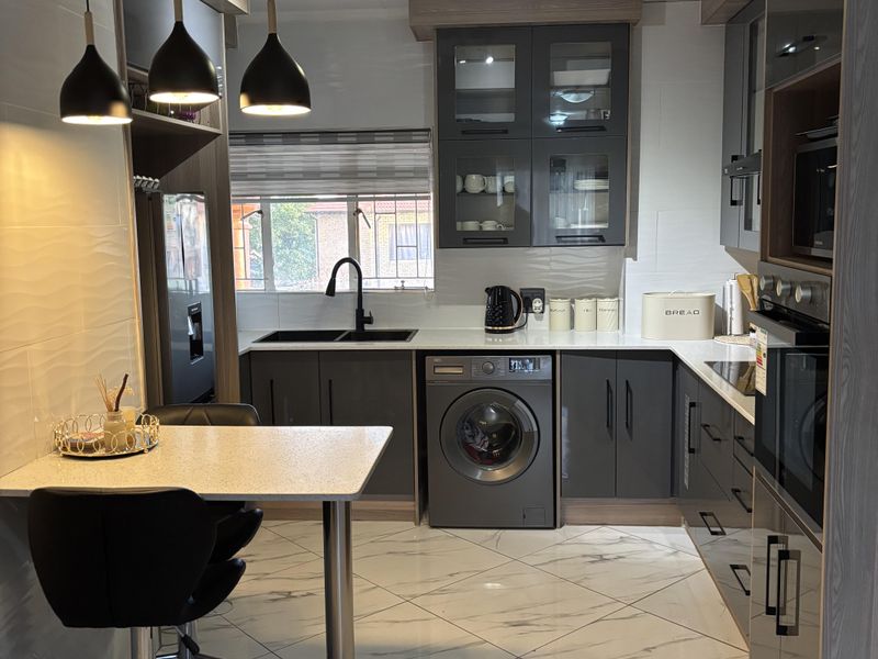 Stylish Newly Renovated 2-Bedroom Apartment with Modern Finishes - Photo 3