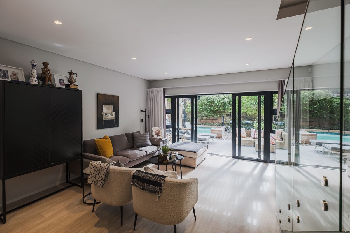 ELEGANT THREE BEDROOM TOWNHOUSE WITH QUALITY FINISHES AND PRIVATE SPLASH POOL - Photo 2