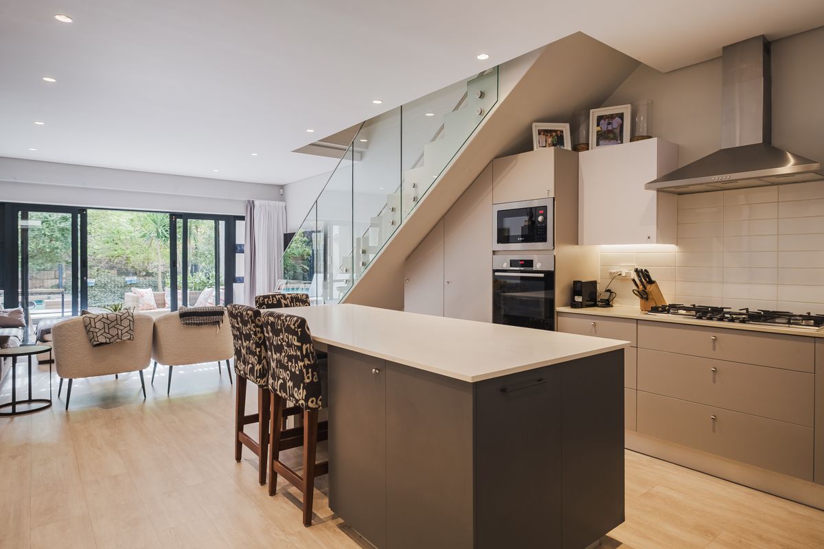 ELEGANT THREE BEDROOM TOWNHOUSE WITH QUALITY FINISHES AND PRIVATE SPLASH POOL - Photo 4