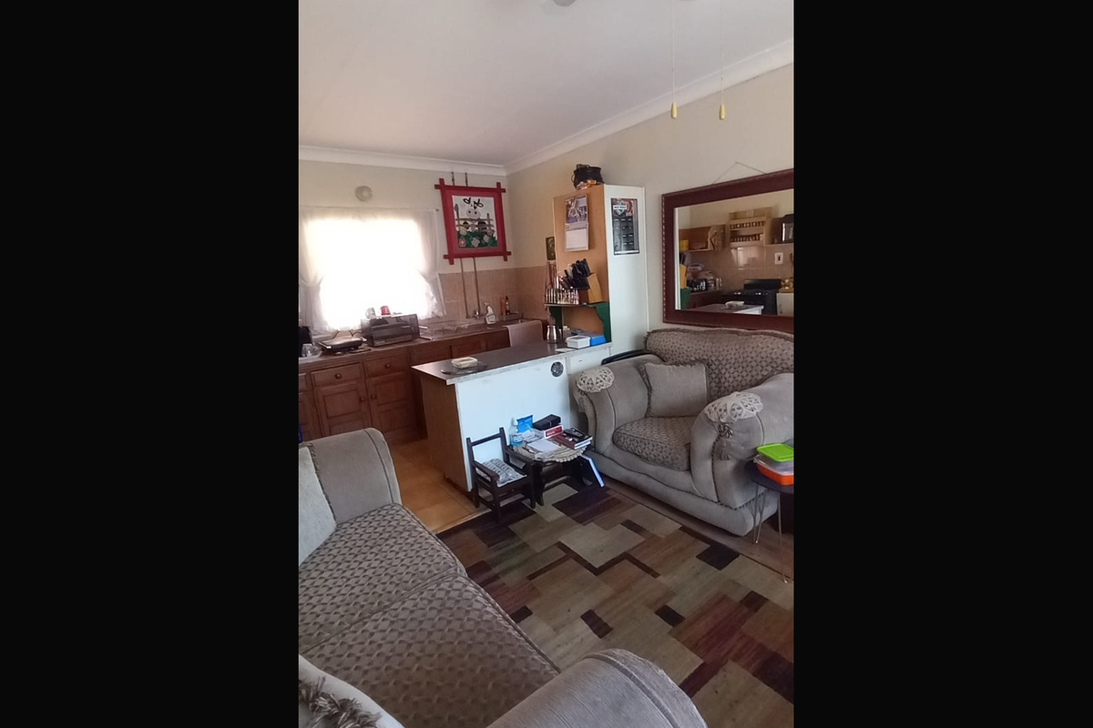 Spacious Pet-Friendly Garden Flat with Solar Power - Photo 4
