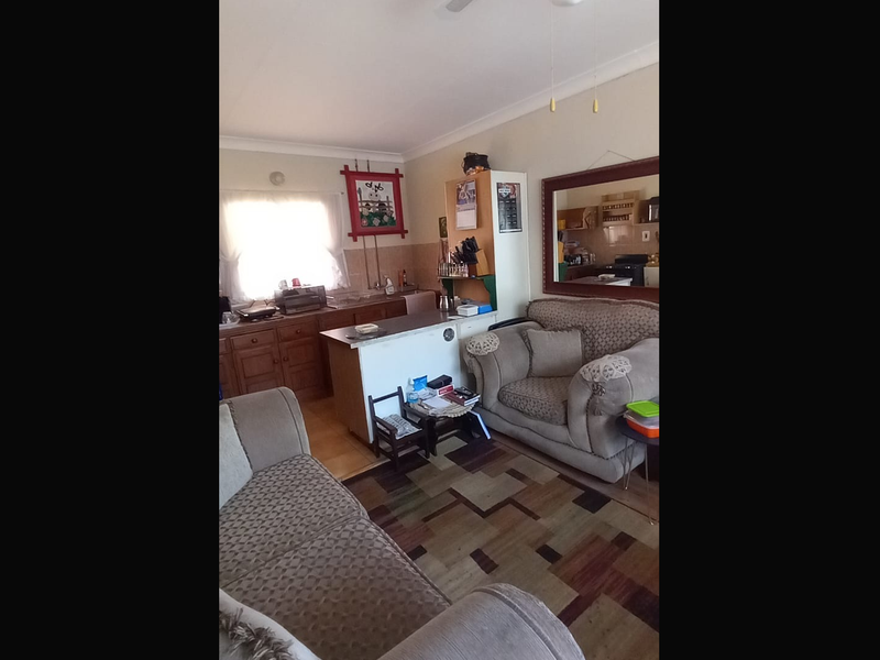 Spacious Pet-Friendly Garden Flat with Solar Power - Photo 4