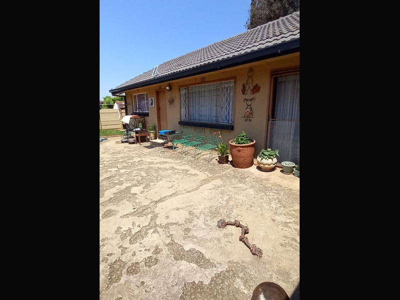 Spacious Pet-Friendly Garden Flat with Solar Power - Photo 1