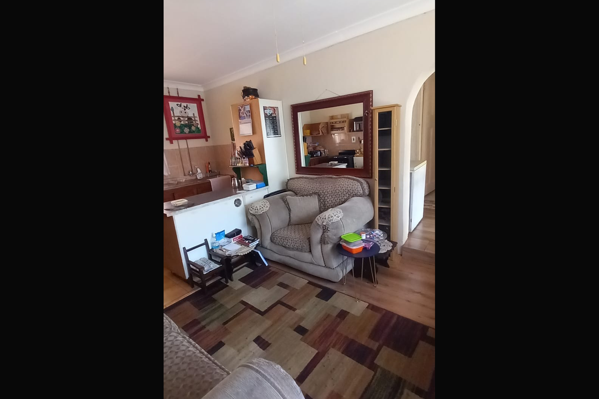 Spacious Pet-Friendly Garden Flat with Solar Power - Photo 3