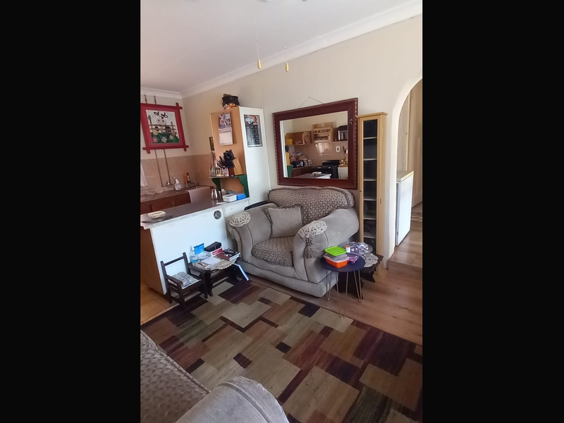 Spacious Pet-Friendly Garden Flat with Solar Power - Photo 3