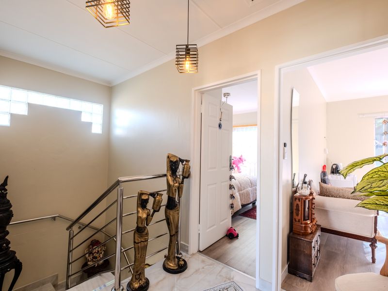 Comfortable duplex living in serene surroundings - Photo 9