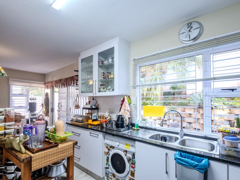 Comfortable duplex living in serene surroundings - Photo 8