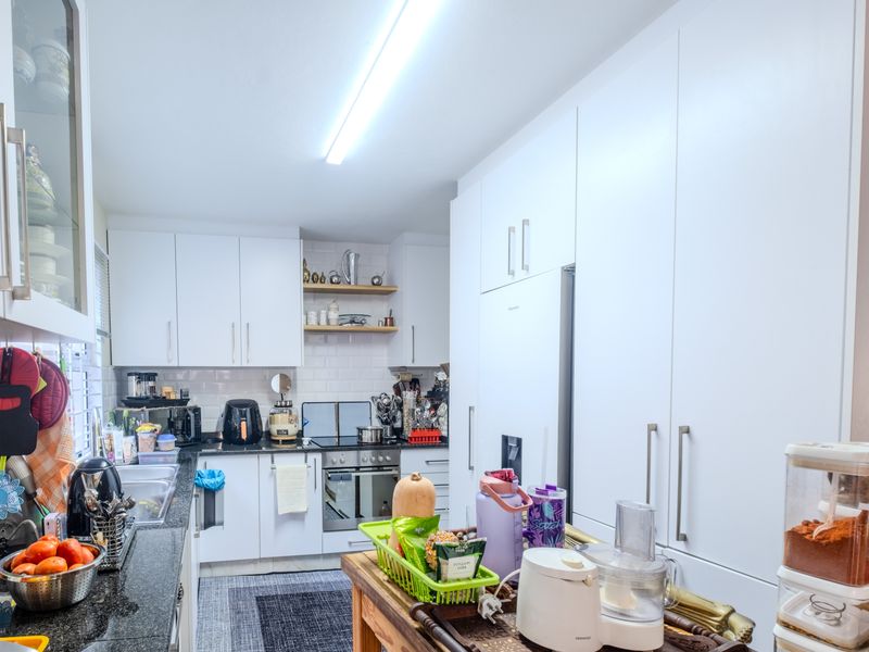 Comfortable duplex living in serene surroundings - Photo 7