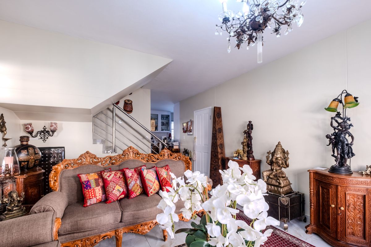 Comfortable duplex living in serene surroundings - Photo 2